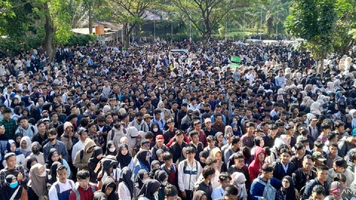 Ribuan Pencari Kerja Serbu Job Fair Cikarang, Lapangan Kerja Masih Terbatas